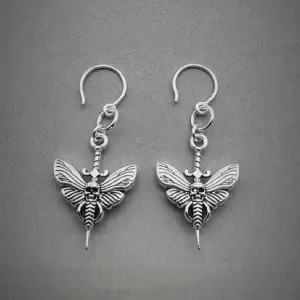 Snygt och stilfullt örhängen!🖤 Örhängeskrokar-Silver 925, silverpläterad fjäril ,nikelfria.Längd 4,5cm. Köp för 50kr/st eller 95kr/paret 