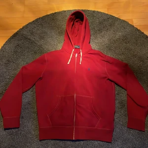 Polo Ralph lauren zip - Säljer en polo Ralph lauren zip Röd i storlek M. Inga defekter eller andra konstigheter, nästan som ny. Nypris är ca 2000kr. Om ni har några andra frågor är det bara att höra av sig!