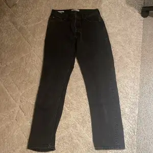 Snygga svarta jeans i väldigt bra skick  Kan gå ner i pris vid snabb affär 