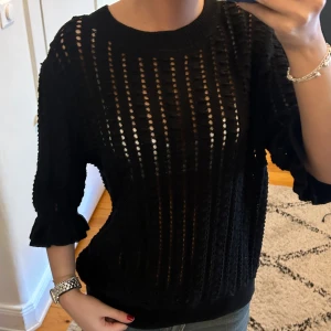 Hålig topp  - Jätte fin topp med hål i och fina armar, topp skic. Från & Other stories🥰