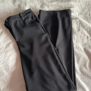 Svarta kostymbyxor i storlek XXS och läng 30 Säljer dom då dom är för små och för korta för mig. Är ca 165! Vid fickan är det lite ”noprigt” men inget som man tänker på💓💓