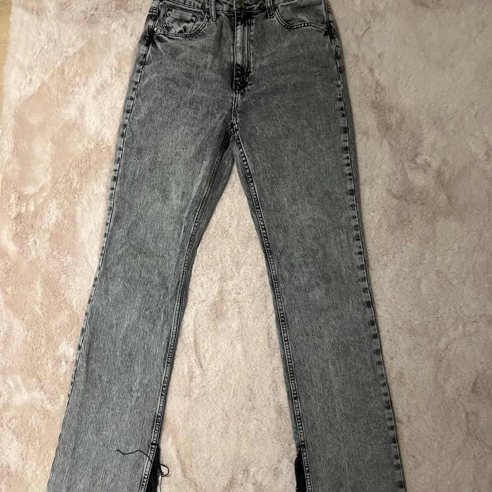 Skitsnygga grå jeans från zara stl 40 i rak modell med slits längst ner. Älskar dessa men har tyvärr blivit förstora.. Jeans & Byxor.