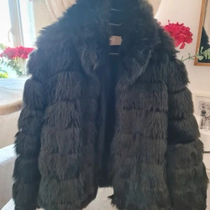 Pälsjacka  - Fuskpäls jacka från Nelly!! Så snygg och i jätte bra skick