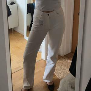 Superfina vita jeans som jag ej längre använder. Nypris 699kr. Ser ut som nya men har en liten sömn som gått upp på ena fickan men enkelt att laga❤️ skriv vid intresse 