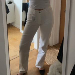As snygga pösigare jeans - Superfina vita jeans som jag ej längre använder. Nypris 699kr. Ser ut som nya men har en liten sömn som gått upp på ena fickan men enkelt att laga❤️ skriv vid intresse 