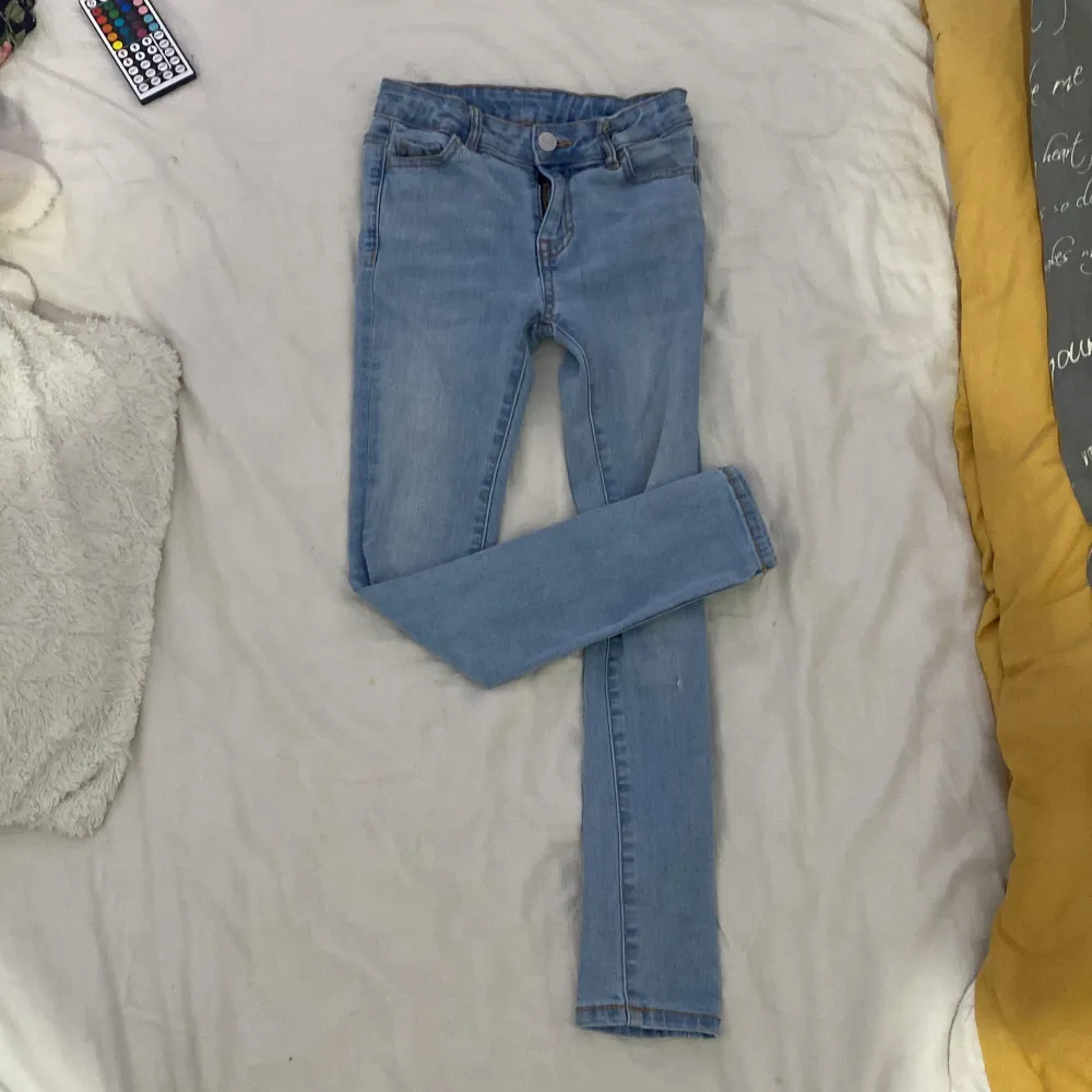 Jag vill sälja mina blåa jeans från Cubus (jag gissar att den är från Cubus) det finns bara ett litet hår vid knän men annars är den i jättefint skick.. Jeans & Byxor.