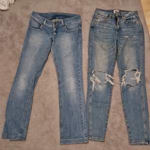 Två stycken blåa jeans som säljs som ett paket. De jeansen till höger är från lager 157 och de till vänster är från vero moda.(Priset är prutbart)
