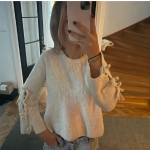 stickad tröja - supersöt stickad tröja i jättebra skick köpt här på plick!!💗💗💗💗 (lånade bilder skriv för fler)