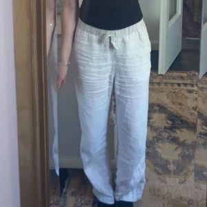Linnebyxor - Ljusbeiga linnebyxor i fint skick, De är ifrån Arket i storlek S. Går hela vägen ner  på mig som är 170 