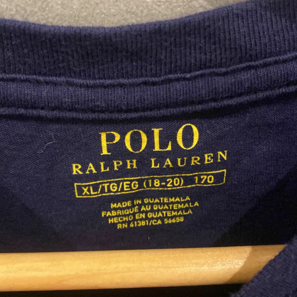 Säljer denna snygga polo bear tröjan, skick 9/10 sällan använd. Barnstorlek xl men sitter som en vuxen m, kombprivat för frågor. Tröjor & Koftor.