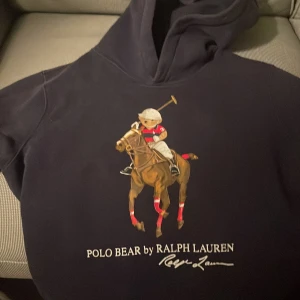 Polo bear hoodie - Tja säljer nu denna feta polo bear hoodie! Säljer då den är för liten. Skicket e 10/10 hoodien har inga defekter. 14-16 men Sitter som S. Hör av dig vid frågor!
