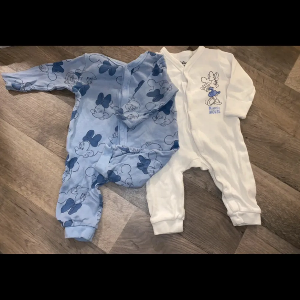 Två Disney pyjamaser i storlek 62. Tecken på användning finns. Har ni några frågor är ni välkommen att fråga. Kolla gärna in resten av min garderob om ni hittar något mer så går eventuellt rabatt ordnas 💗. Muu.