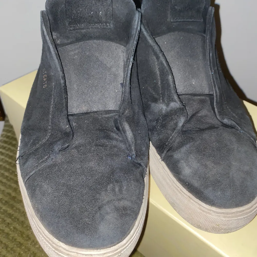 Hejsan! Vi här på Gustafsson closet säljer ett par arigato skor. Skick: 6/10 smutsiga samt en defekt (bild 4) skorna köptes våren 2023. Priset kan självfallet diskuteras, så hör av mer får frågor eller intresse.🤝 Mvh Gustafsson closet. Skor.