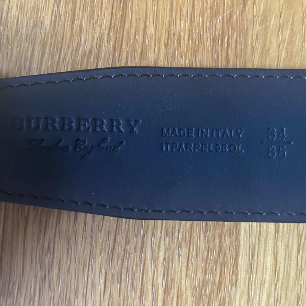 BURBERRY reversabel bälte med TB buckle (Bild 3 från hemsidan). I storlek 105cm. Inte använt pga den var för liten. 10/10 skick. Den är 1:1 så Priset kan diskuteras! . Övrigt.