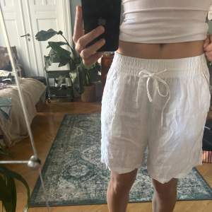 Vita baggy linne shorts som är perfekta till sommaren. Aldrig använda. Kan vara lite genomskinliga eftersom det är linne material. Köpta på ginatricot med nypris 279kr. Hör av vid intresse🤍