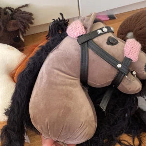 💞 KÄPPHÄSTAR TILL SALU 💋 - KÄPPHÄSTAR TILL SALU 💙 • pris går att prutas! • vill bli av me domhär • tillbehör ingår • mer bilder privat • mer info privat • priset diskuteras privat • bra skick ( närmre bilder privat ) • pinne ingår  • vadd ingår #käpphästar #hobbyhorsing