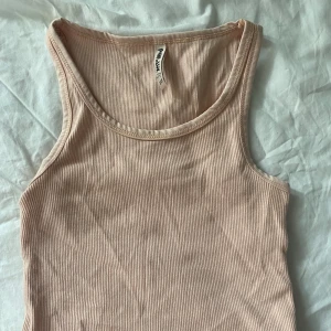 Ribbat linne - Sött rosa ribbat linne som lätt kan vikas upp till en supercool croptop!