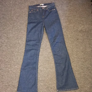 jeans  - mörkblåa bootcut jeans 