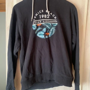 Hoodie  - Tre små hål i innerluvan annars i bra skick 