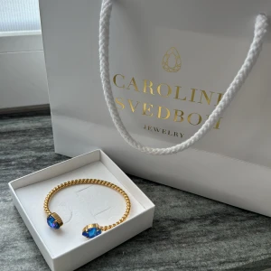 Caroline Svedblom armband  - Ett helt oanvänd Caroline Svedblom armband, jag säljer pga jag redan har en men fick en till i present… alla tillbehör följer med och den är helt i nyskick. Nypris 790kr! 
