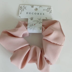 Hår accessoar - Rosa Scrunchie från decorus. Helt oanvänd lappen fortfarande kvar. 