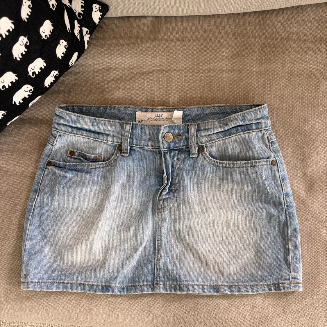 Lågmidjad jeanskjol