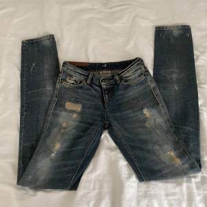 Lågmidjade vinted jeans från D&G. As coola slitningar och detaljer men tyvärr har dom blivit för små för mig. Midjemått: 72cm, innerbenslängd: 90cm