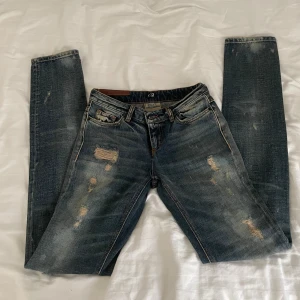 Lågmidjade Jeans - Lågmidjade vinted jeans från D&G. As coola slitningar och detaljer men tyvärr har dom blivit för små för mig. Midjemått: 72cm, innerbenslängd: 90cm