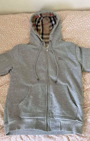 Burberry hoodie - Jag säger min burberry hoodie efter som jag har vuxit ut den. Den är i jätte bra skick finns inget fel eller något liknande på den. Priset kan diskuteras om de är en seriös äffär 