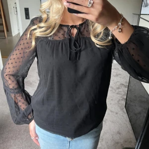 Svart blus  - Svart blus från vila, köpt i butik. Använd mycket fåtal gånger. Köpte den för 429kr