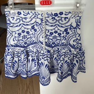 Zara kjol - En super fin zara kjol som inte längre går att få tag i. Den säljs pga den är för liten. Kom privat för fler bilder.