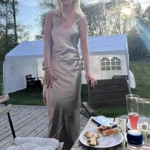 Klänning  - Säljer denna superfina klänning jag köpt på plick, aldrig använd av mig💛har några små revor (kan skicka bild) 💛