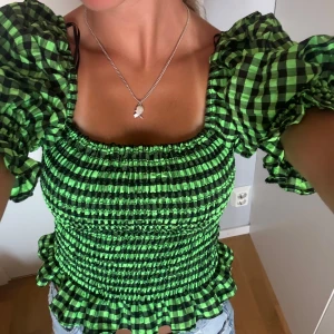 Cool rutig topp🖤💚 - Säljer denna så himla unika, fina och somriga topp som är perfekt nu till sommaren eller till fester. Älskar verkligen denna så man ser så brun ut och den så unik och cool! Passar xs-s kanske m! 💚🖤