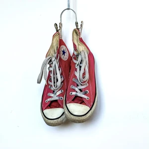 Röda Converse All Star - Röda Converse i storlek 38. Välanvända men sulorna är i bra skick. Bara att byta ut skosnören så ser de ännu fräschare ut :)