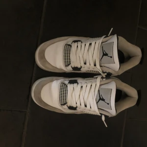 Jordan 4 military black - Helt nya Jordan 4 military black dom har använts en vecka men dom passar inte mig. Storlek 42