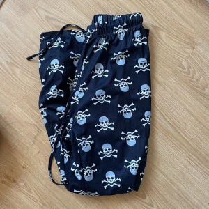 skelett mjukisbyxor  - passar mig som är 1,64cm, skulle säga att storleken är S istället för M