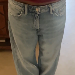 Baggy jeans - Baggy jeans från hm liten fläck på baksidan som knappt syns alls annars bra skick stora i midjan så rekommenderar bälte med dom annars går utan bra också