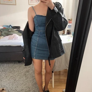 Jeans klänning  - Klänning från HM i storlek 36. Den är endast använt ett fåtal gånger. 💙