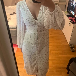 Vila klänning  - Vila klänning i storlek 34 aldrig använd 