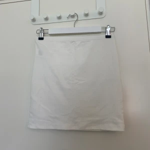 Kort kjol  - En oanvänd vit kort kjol från SHEIN i storlek M