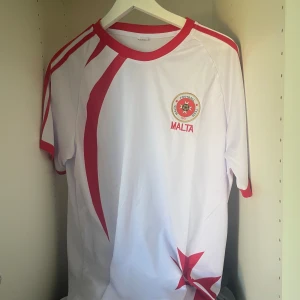 Malta landslags tröja fotbollströja - Säljer min Malta fotbollströja som jag köpte i Malta för 50 euro, säljer för 250 kronor. Nyskick då jag inte använder den så myckey