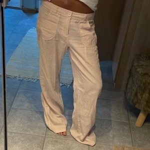 Linnebyxor  - Så fina rosa linnebyxor!! Aldrig använda och har lappen kvar ❤️❤️😁 jag är 164❤️