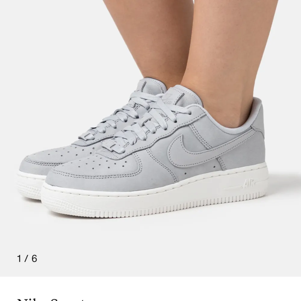 Säljer mina sparsamt använda Nike air force 1 premium skor i grå mocka i strl 37,5. Inköptes juni 2023 på Zalando . Nypris 1400.. Skor.