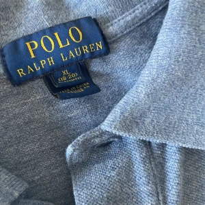 POLO RALPH LAUREN PIKÉ  - En perfekt piké inför sommaren från Ralph Lauren, ny pris är 999kr om jag inte minns fel. Kom privat för fler bilder