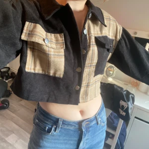 Jacka  - Vår/sommar jacka, från shein, bra skick Bin och svart, kort 