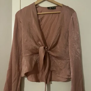 Rosa knyttop - Fin knyttop i gammeldagsrosa. Superfin till lite fetligare tillfällen! Aldrig använd.