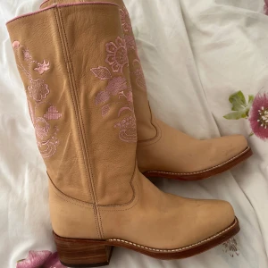 Cowboyboots 39 - Handgjorda från Tony Mora. Så fina och unika! Aldrig använda eftersom de för stora :( Nypris 3500