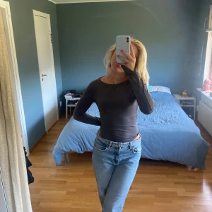 Body med cut-out från NA-KD - Brungrå body med cut-out från NA-KD. Endast använd en gång. 