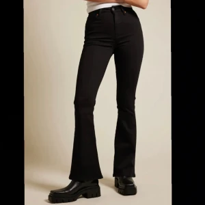 Jättefina svarta jeans från Bikbok💕 - Jättefina svarta jeans från bikbok💕De är sparsamt använda och i mycket fint skick, köpta för 599kr men säljer för 300kr💕