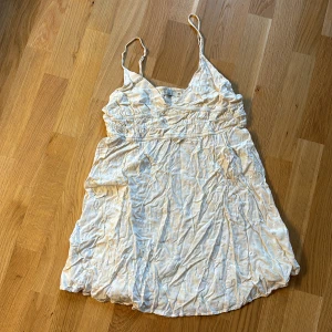 Somrig miniklänning  - Somrig miniklänning med V-ringning. En extremt ljusrosa färg 💛